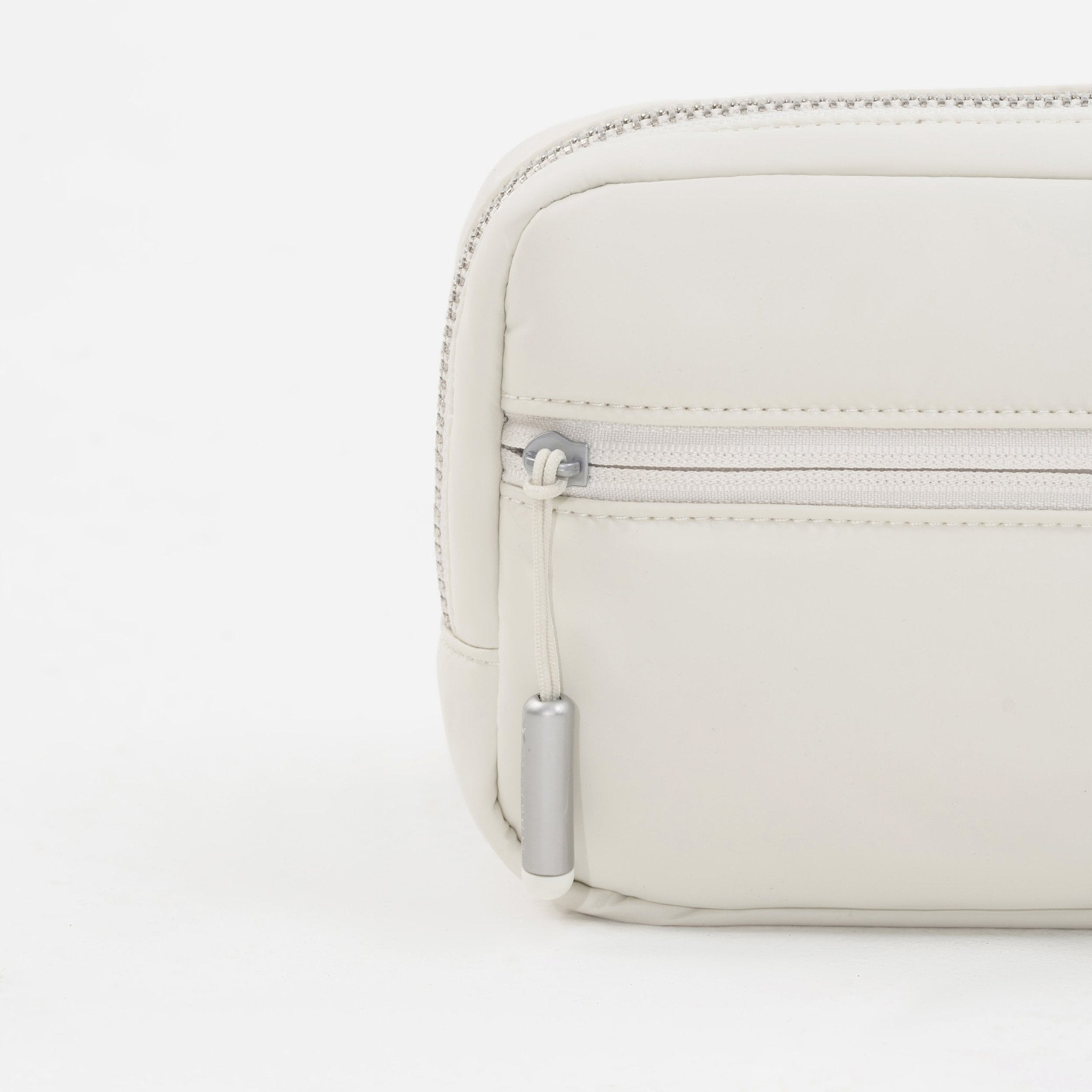 Tesport Cloud Mini Pouch in White zipper detail