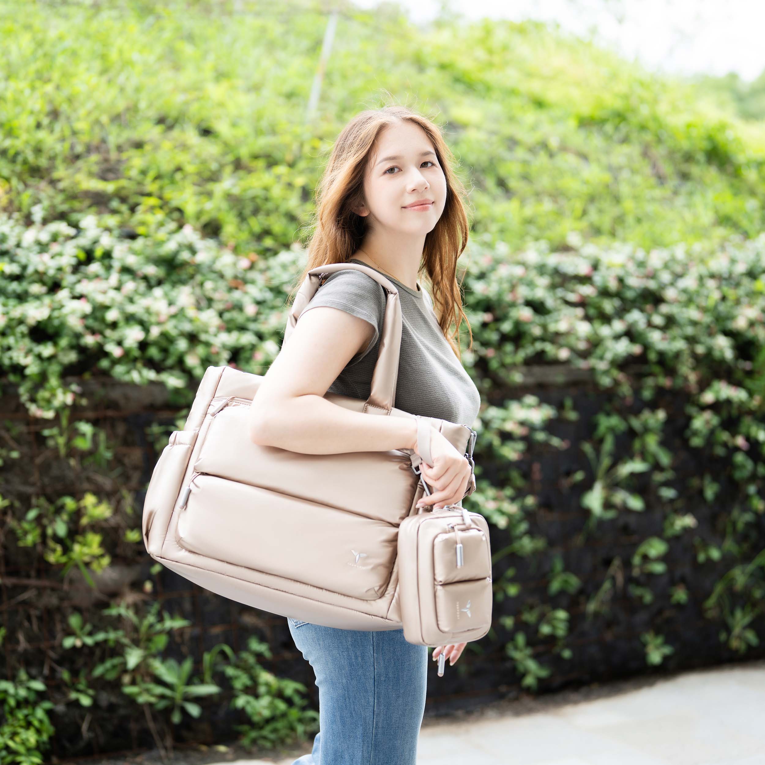 Tesport Cloud Tote in Champagne outdoor lifestyle shot