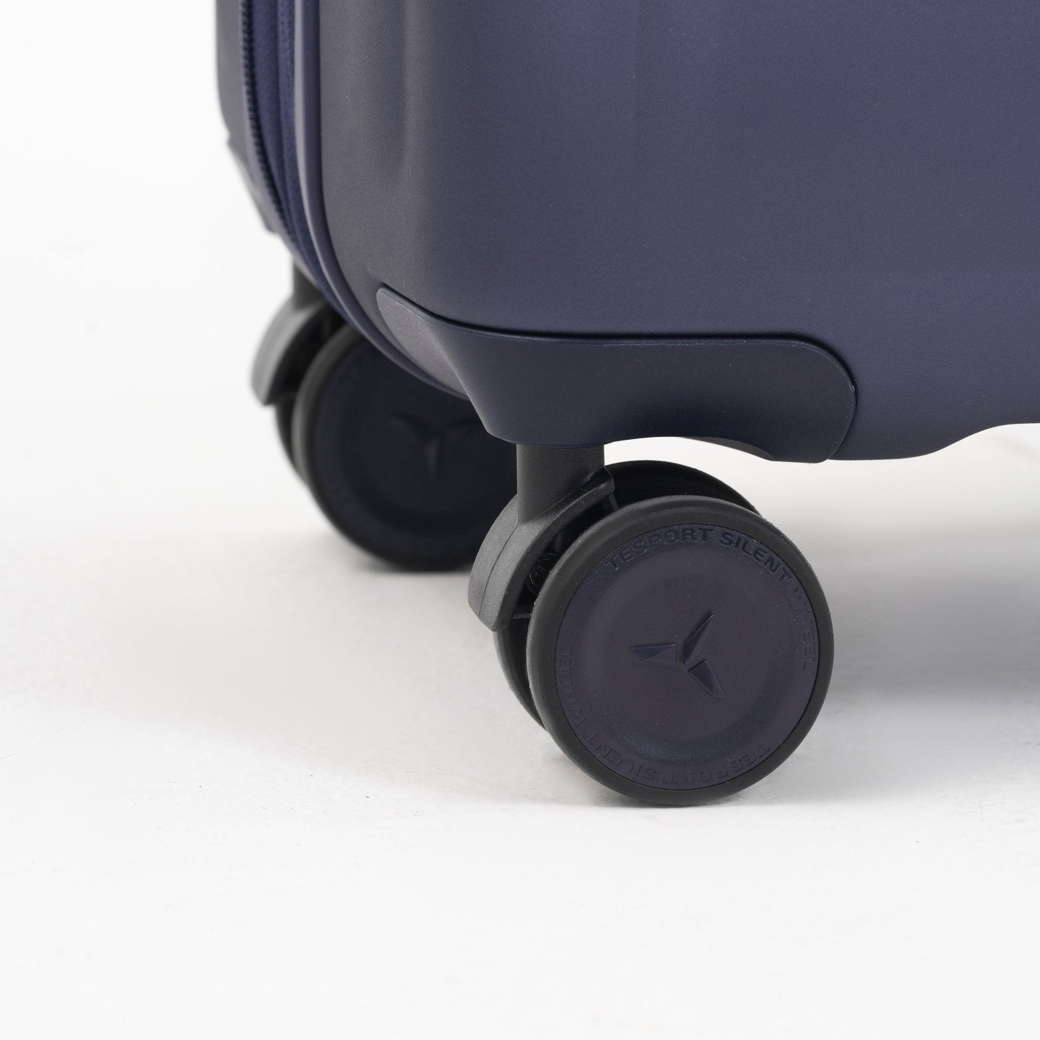 Tesport Cloud Medium Check-In In Navy 360 wheel shot